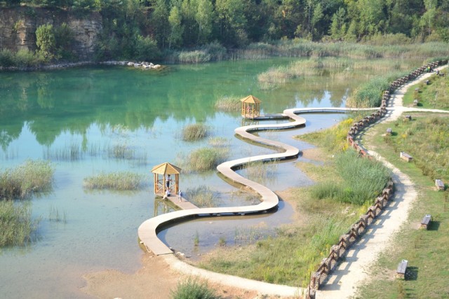 Park Gródek przy słonecznej pogodzie zachwyca jeszcze bardziej. Warto zatrzymać się jeszcze przy Bacówce.