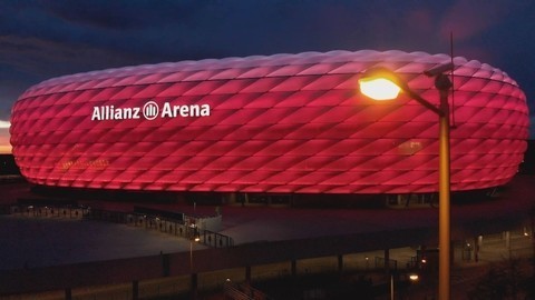 Podświetlona Allianz Arena jest widoczna ze szczytów...
