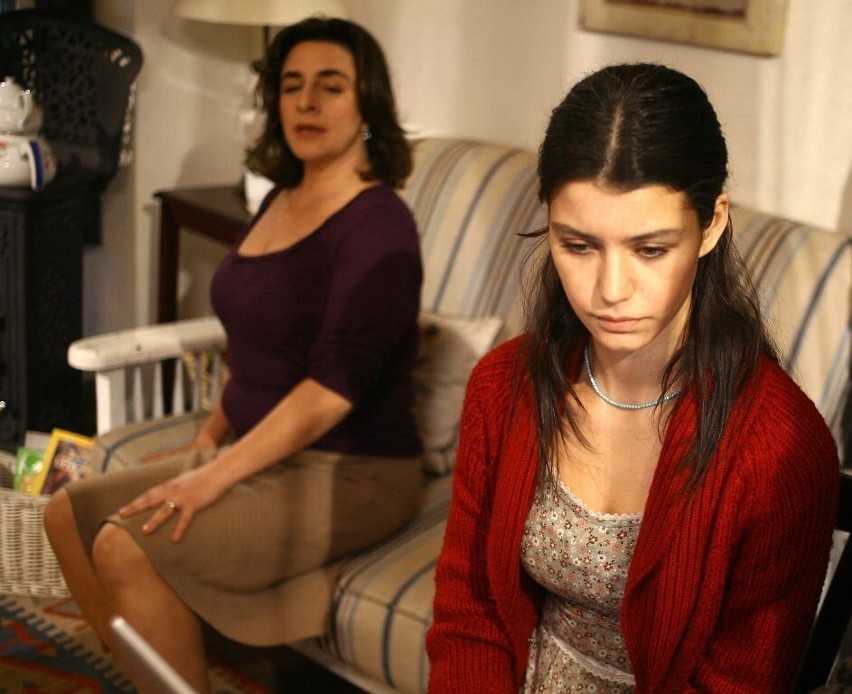 Esra Dermancıoğlu karierę aktorską rozpoczęła w 2008 roku....