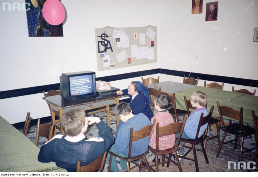 Tak wyglądała Polska lat 90. Pierwsze komputery i kultowe...