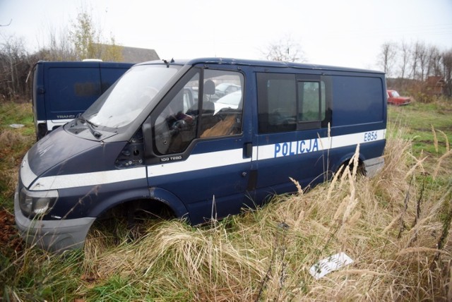 Odwiedziliśmy stację demontażu pojazdów w Dąbiu. Przez lata trafiały tam różne pojazdy, stare, nowe, w tym radiowozy czy wozy strażackie. Zobaczcie sami.