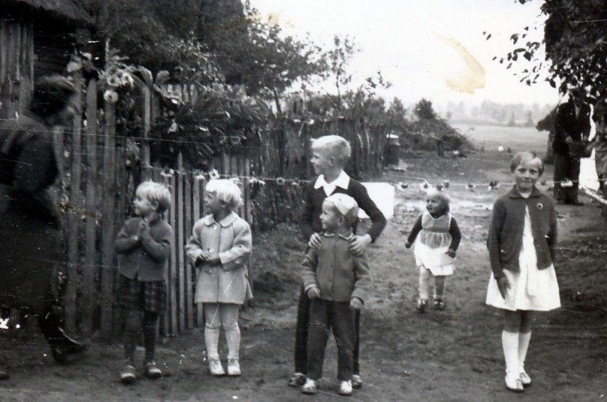 Łękawa, rok 1965. Dzieci oczekujące na powrót pary młodej z...