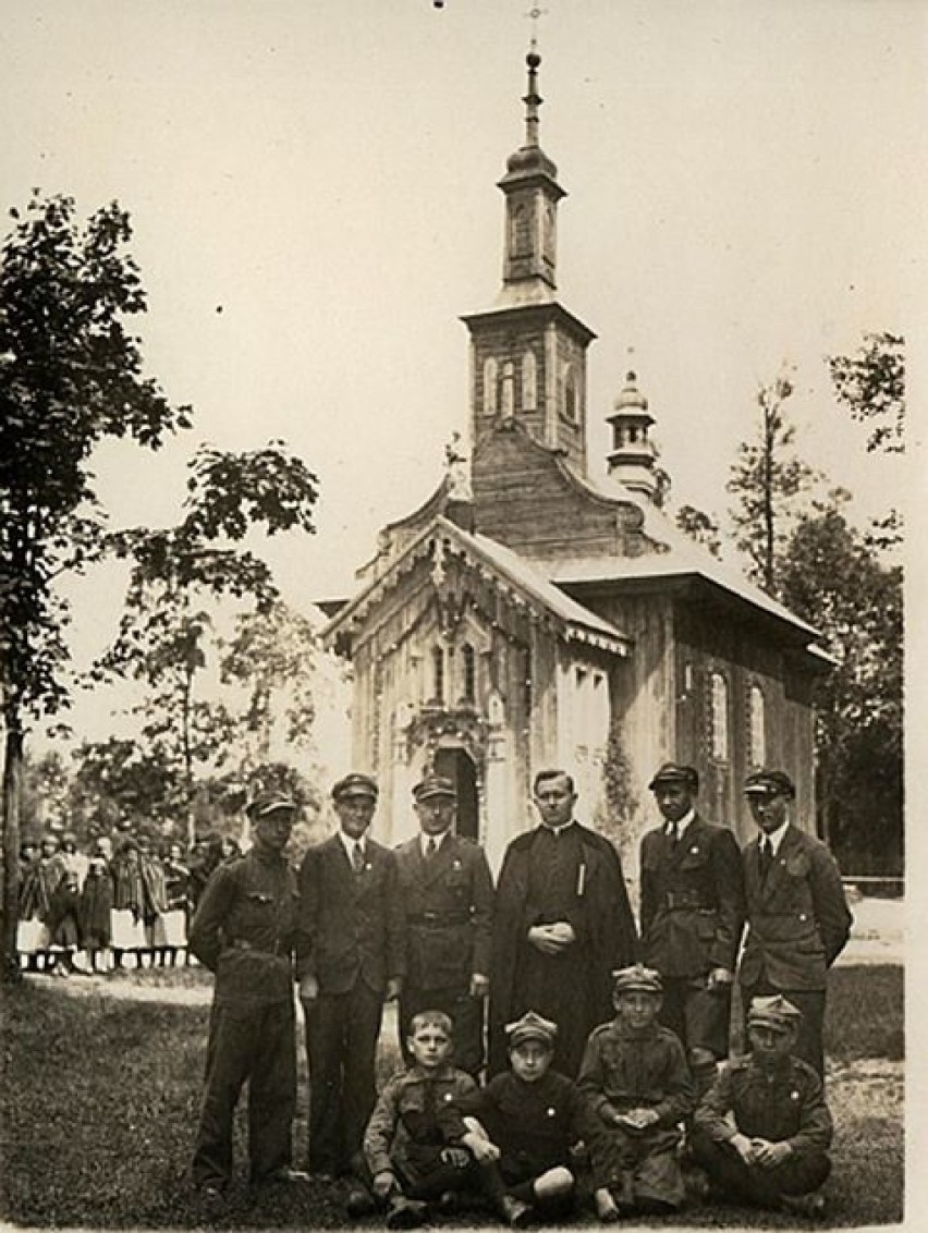 Harcerze przez kościołem w Łękawie w1934 roku, ze zbiorów...