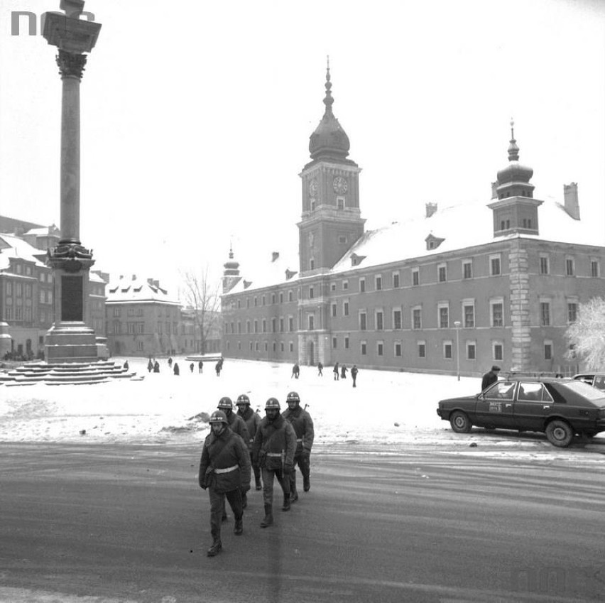 Stan Wojenny w Warszawie. Czołgi, mróz i wojsko. Tak wyglądały ulice miasta ponad 40 lat temu