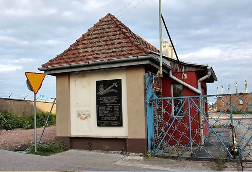 Do maja tego roku pamiątkowa tablica wisiała na budynku...