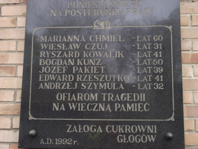 Tablica z nazwiskami ofiar tragedii zawieszono na ścianie małego budynku przy bramie wejściowej do cukrowni