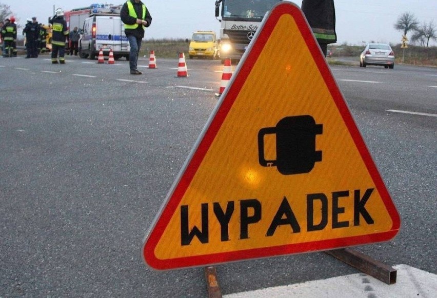 Stara Wieś wypadek. Na DK 28 zderzyły się: auto dostawcze z traktorem