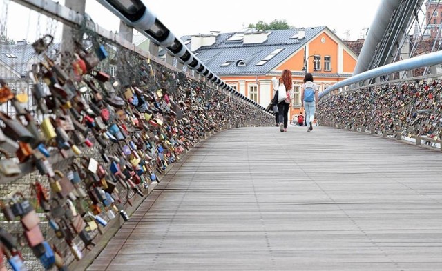 Polecamy wybrać się na spacer na Podgórze. Skorzystajcie z słońca na Bulwarach Wiślanych lub w parkach.