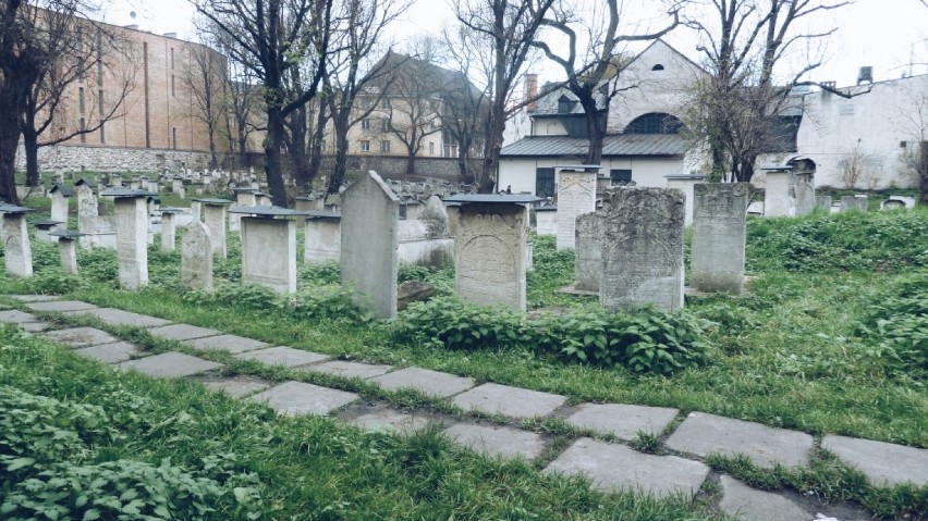Na Kazimierzu warto odwiedzić także Stary Cmentarz Żydowski,...