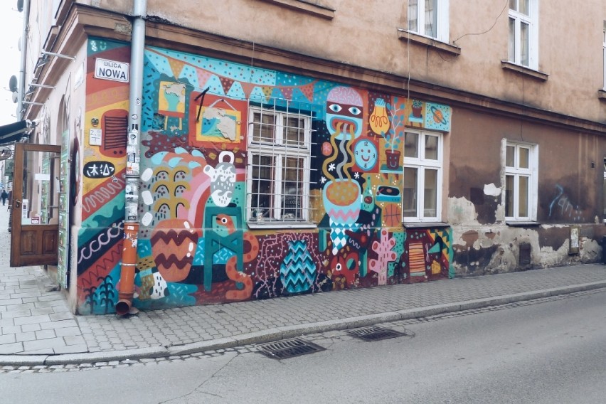 Kolorowe graffiti oraz murale porozrzucane są po całym...