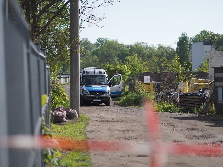 Policja pracuje cały czas w miejscu, w którym znaleziono...