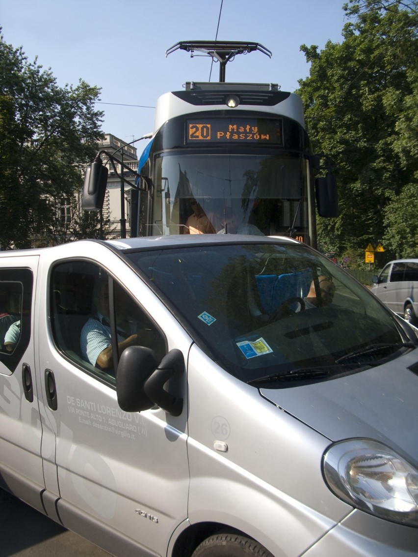 Kraków. Tramwaj zderzył się z busem na ul. Westerplatte [ZDJĘCIA]