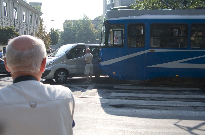 Kraków. Tramwaj zderzył się z busem na ul. Westerplatte [ZDJĘCIA]