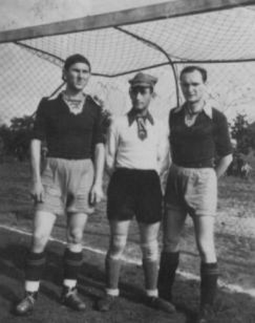 1946 r. stoją od lewej: Marian Jerzak, Michał Matowiecki,...