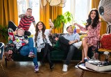 "Gogglebox. Przed telewizorem". Zobacz, jak żyją i mieszkają: Sylwia Bomba, Agnieszka Kotońska, Dominik Abus i pozostali bohaterowie hitu TTV