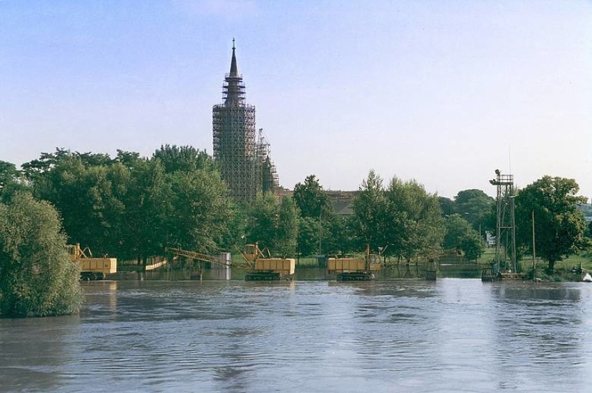 Powódź Tysiąclecia - 1997 rok. W Głogowie i okolicy woda wyrządziła wiele szkód. Przypominamy zdjęcia z wielkiej powodzi