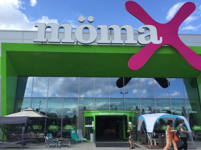 Sklep Mömax otwarto przy ul. Towarowej 3 w Bielanach Wrocławskich, obok marketu Jula