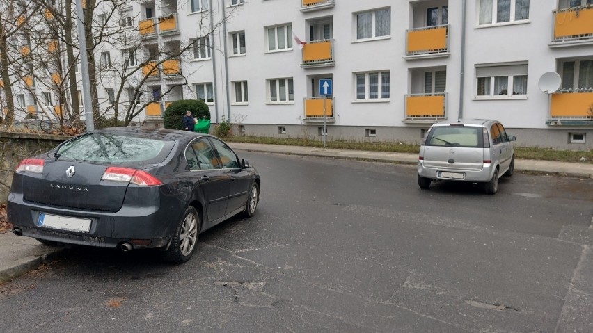 Niebezpieczne parkowanie na ul. Władysława IV w Zielonej...