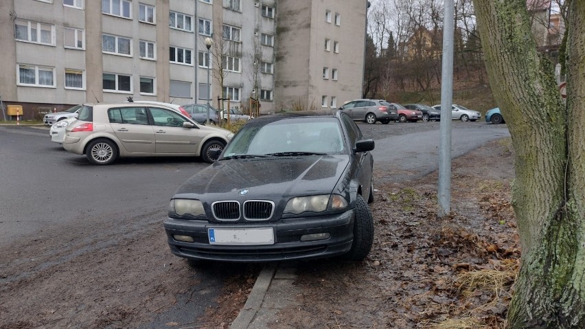 Kierowcy na ul. Władysława IV w Zielonej Górze parkują na...