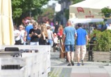 Tłum spacerujących na deptaku na ulicy Żeromskiego w Radomiu. Park Kościuszki i Leśniczówka też popularne. Zobacz zdjęcia