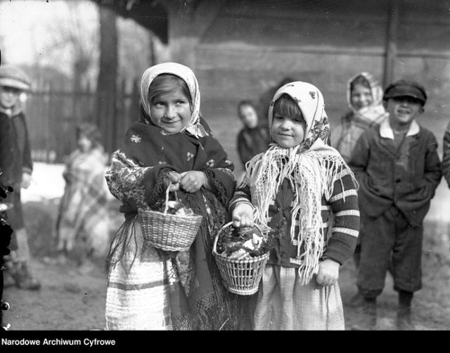 Wielkanoc sprzed lat. Palmy, święconka, śmigus dyngus. Tak dawniej wyglądało świętowanie