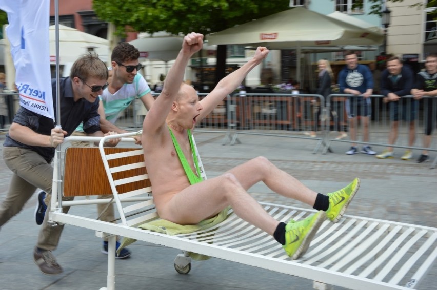 W Wyścigu Łóżek Szpitalnych każdą z drużyn wyróżniał...