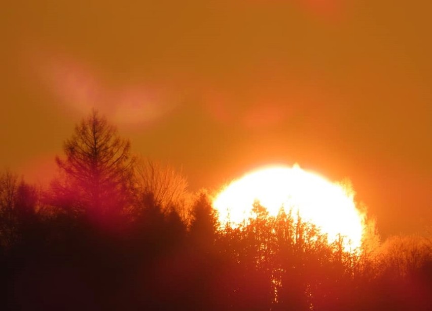 Beskid Sądecki. Przepiękny zachód słońca w górach. Takie widoki tylko na Sądecczyźnie [ZDJECIA]