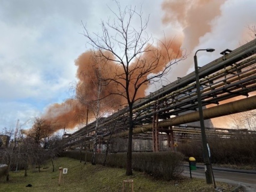Rdzawy dym nad hutą w Dąbrowie Górniczej. To już czwarta awaria od początku 2019 roku.