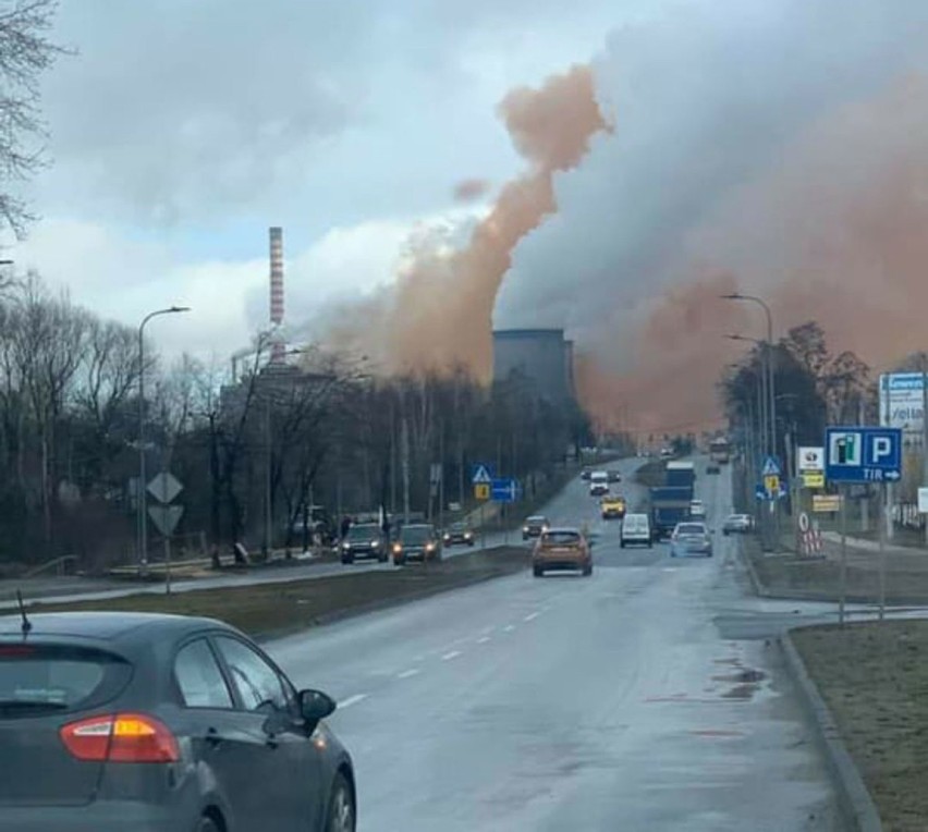 Rdzawy dym nad hutą w Dąbrowie Górniczej. To już czwarta awaria od początku 2019 roku.