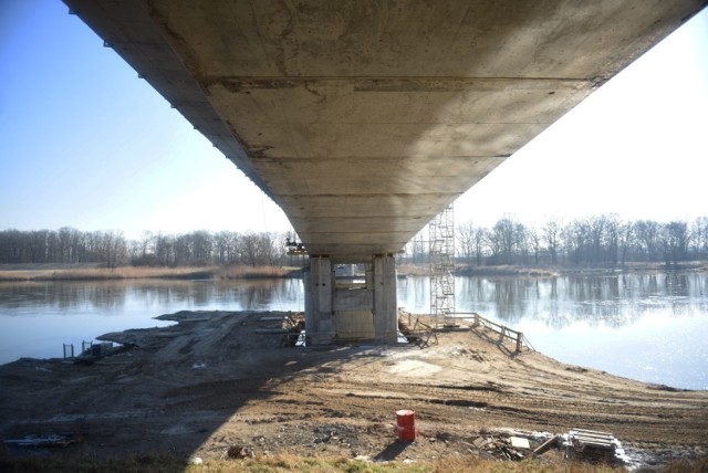 Most nad Odrą w Milsku ma długość ponad 360 metrów. Ma być oddany do użytku w połowie tego roku.