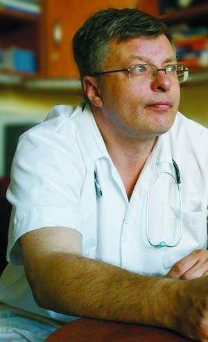 Dr Jerzy Zadróżny z komitetu strajkowego szpitala w Gdyni...