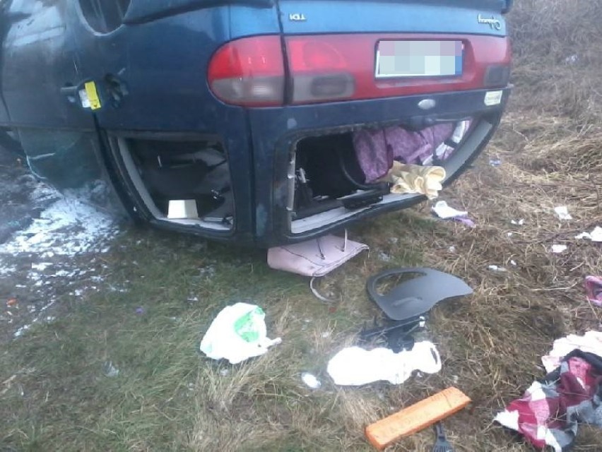 Groźny wypadek pod Włocławkiem. Auto dachowało [szczegóły zdarzenia]