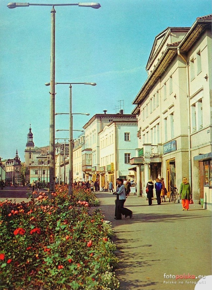 Plac Piastowski to dzisiejsza nazwa dwu dawnych ulic. Jedna...