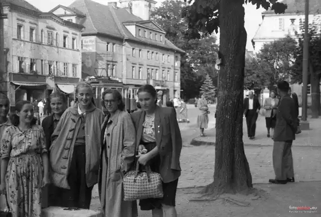 Plac Piastowski to dzisiejsza nazwa dwu dawnych ulic. Jedna z nich nazywała się Schlossplatz (to przy pałacu Schaffgotschów), druga Hirschbergerstrasse (ten odcinek jest dłuższy). Po wojnie nazywał się Michała Roli Żymierskiego, a także 1 Maja.