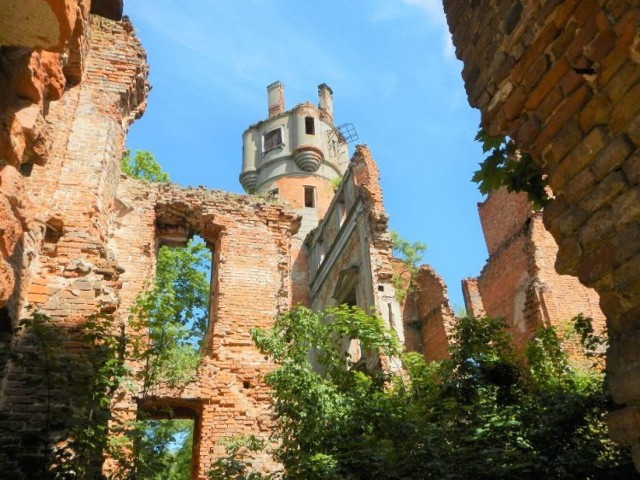 W Runowie Krajeńskim oko cieszą malownicze ruiny renesansowego pałacu