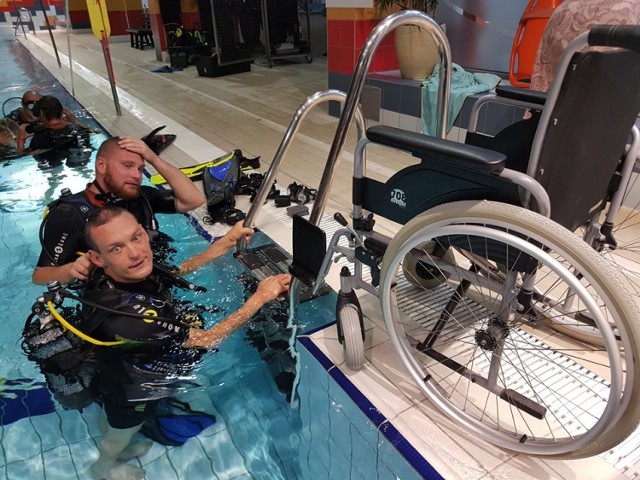 W ramach projektu "Puszczeni na głębokie wody" uczestnicy uczyli się nurkować pod okiem instruktorów z HSA Krok Po Kroku