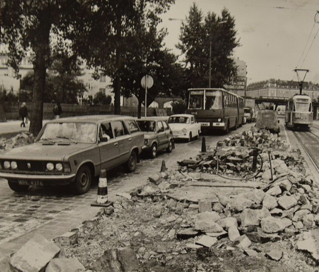 6 października 1987 roku. Remont brukowej nawierzchni na Powstańców Śląskich. Przetrwała do dziś...