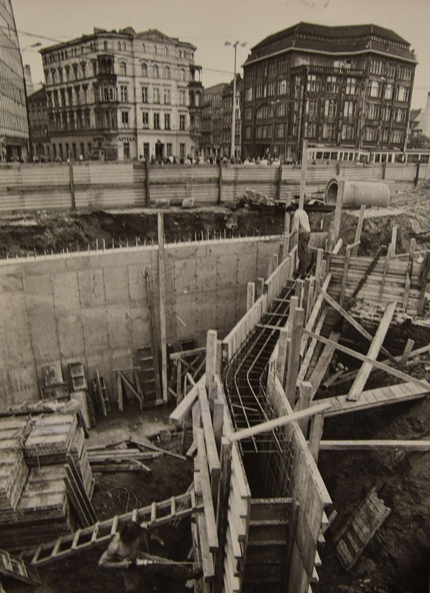 27 lipca 1980 roku. Prace ciesielskie przed betonowaniem...