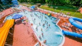 Oblężenie Term Cieplickich. W wakacje popularny aquapark odwiedziło 100 000 turystów. Zobacz jakie są tutaj atrakcje