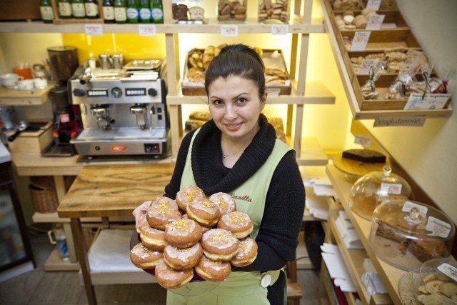 Cukiernia Vanilla, ul. Na Szaniec 14
Nazwa cukierni zobowiązuje, tu czuć aromat wanilii

Tutejsze wyroby cukiernicze przygotowywane są bez barwników i polepszaczy. Cukiernia używa do produkcji naturalnych aromatów migdałowych i waniliowych. Przygotowuje się tu tylko jeden, przepyszny rodzaj pączków z nadzieniem różanym, oblanych lukrem i ozdobionych skórką pomarańczową lub posypanych cukrem pudrem. I za tymi pączkami klienci przepadają.