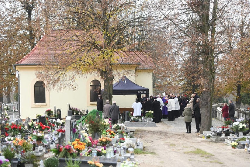 Pogrzeb abp. Juliusza Paetza, byłego wikariusza parafii farnej w Ostrowie Wielkopolskim