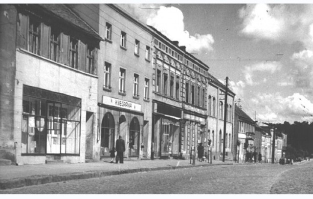 Plac Wolności w okresie Polski Ludowej. Sklepy przy zachodniej części Placu Wolności.