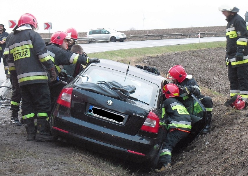 Wypadek w Klęczkowie. Cztery osoby ranne, jedna zakleszczona w aucie