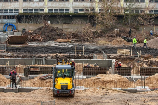 Pod koniec zeszłego roku otwarto w mieście dwa nowe markety tej sieci: pierwszy u zbiegu ul. Glinki i Dąbrowa, drugi na skrzyżowaniu Wyszyńskiego z Powstańców Wielkopolskich. Jeszcze przed świętami mieszkańcy Fordonu mogli wybrać się na zakupy do przebudowanego Lidla u zbiegu ul. Tomasza Golloba i Stanisława Skarżyńskiego.Tymczasem sieć planuje kolejne wielkie otwarcie - jesienią tego roku przy ul. Szubińskiej i Pięknej gotowy ma być sklep o powierzchni ponad 1350 metrów kwadratowych. Prace już trwają. Według zapowiedzi Aleksandra Robaszkiewicz z zespołu prasowego sieci pracę ma tu znaleźć ok. 25 osób. Zlokalizowanie dyskontu w tym miejscu wymaga jednak zmiany infrastruktury drogowej. - Zmiany w układzie drogowym będą dotyczyły budowy zjazdu i prawoskrętu z ul. Szubińskiej oraz nowej drogi dojazdowej na terenie miasta do parkingu Lidl - mówi Aleksandra Robaszkiewicz.Koszty przebudowy poniesie inwestor. - Zobligowany został do zaprojektowania i wybudowania drogi publicznej oznaczonej w miejscowym planie zagospodarowania przestrzennego wraz z jej skrzyżowaniem z ul. Szubińską. Skrzyżowania to zostanie wyposażone w dodatkowy pas przeznaczony dla pojazdów skręcających w prawo z ul. Szubińskiej. Wszelkie prace inwestor będzie realizował na swój koszt i swoim staraniem - mówi Tomasz Okoński, rzecznik Zarządu Dróg Miejskich i Komunikacji Publicznej w Bydgoszczy i dodaje, że: „z racji swoich kompetencji ZDMiKP nie ingerował w zagospodarowanie prywatnego terenu inwestora".