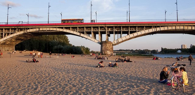 Plaża Stadion (przy Stadionie Narodowym) - z Powiślem łączy ją tramwaj wodny. Plaża znajduje się w okolicy mostu Poniatowskiego. W pobliżu dostępne są kluby, atrakcje sportowe, można grillować.