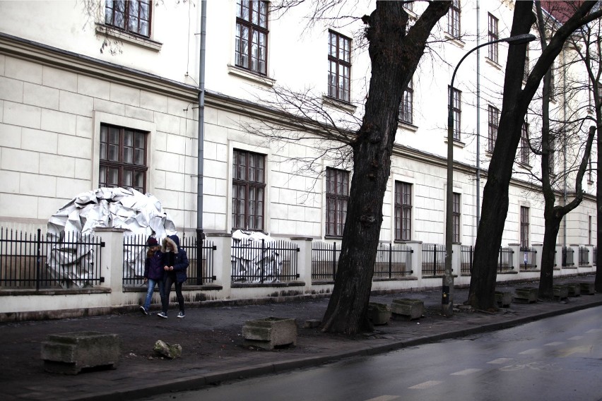 Kraków. Przy Rajskiej wycinają drzewa. Posadzą nowe