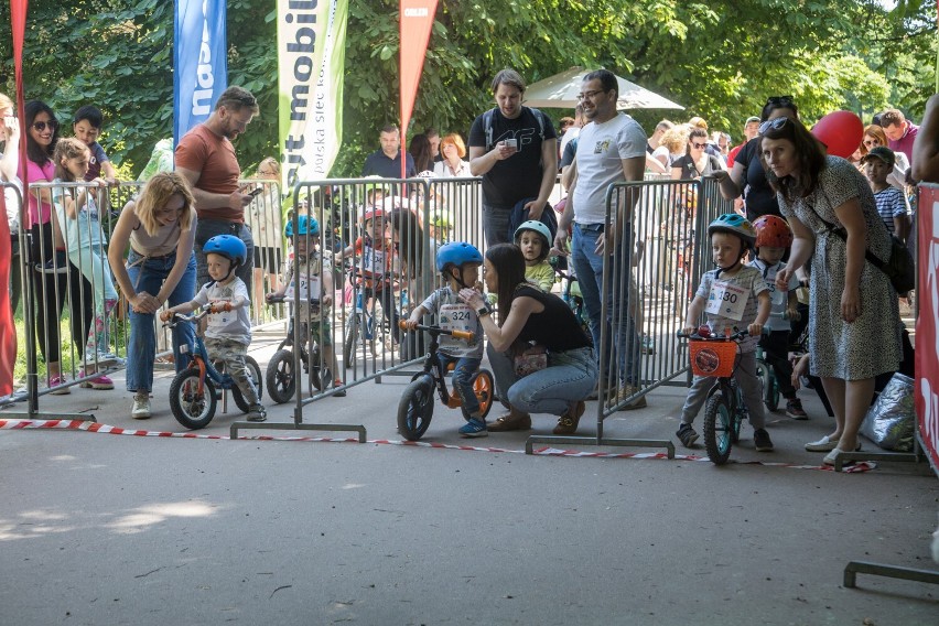 Dzieci na rowery, Warszawa 2023. Wyścigi rowerkowe w Parku Szczęśliwickim już za nami. Na podium stanęły wszystkie dzieci