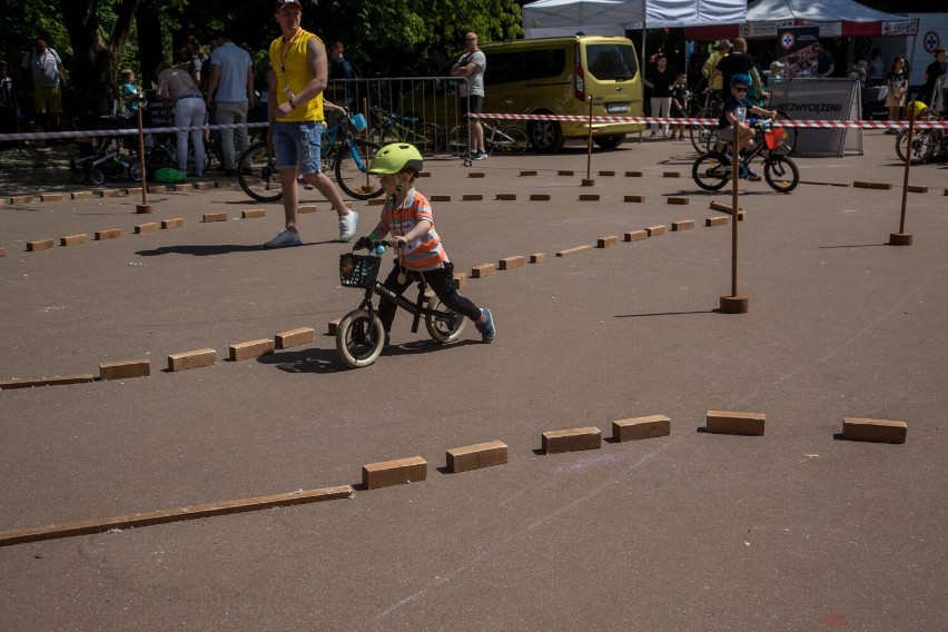 Dzieci na rowery, Warszawa 2023. Wyścigi rowerkowe w Parku Szczęśliwickim już za nami. Na podium stanęły wszystkie dzieci