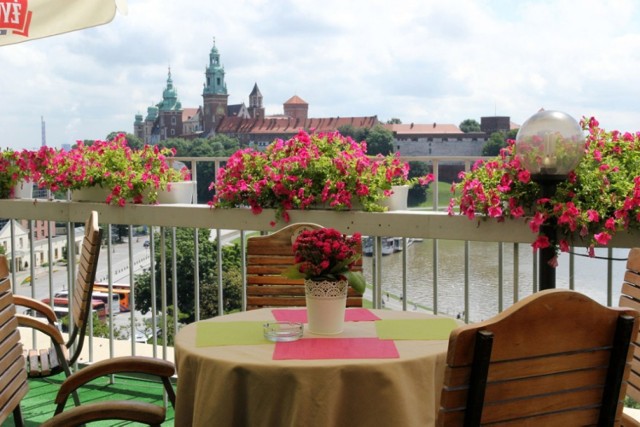 Będąc w pobliżu Wawelu można pójść na kawę lub zjeść obiad w jednym z pobliskich barów i restauracji. Nic nie stoi na przeszkodzie, aby mieć również wtedy piękną panoramę Krakowa przed oczami.

al. Zygmunta Krasińskiego 1