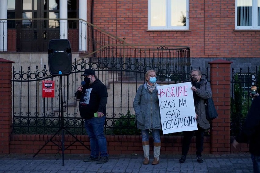 Protest przed Kurią Diecezjalną w Kaliszu